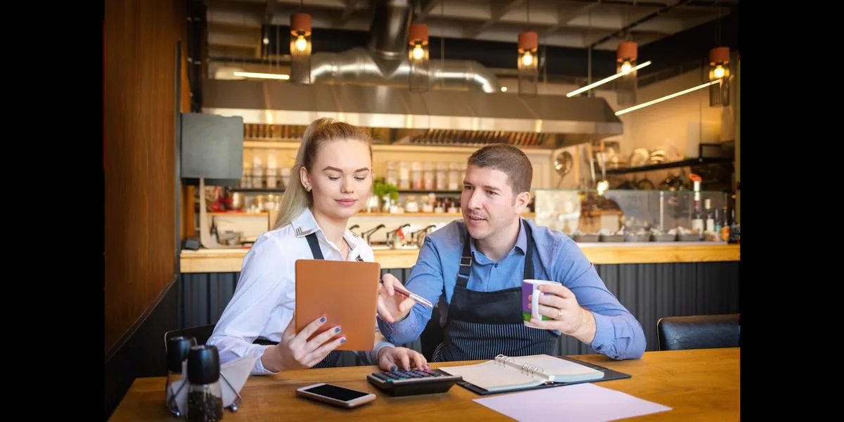 Gestores de restaurante analisando os números da operação