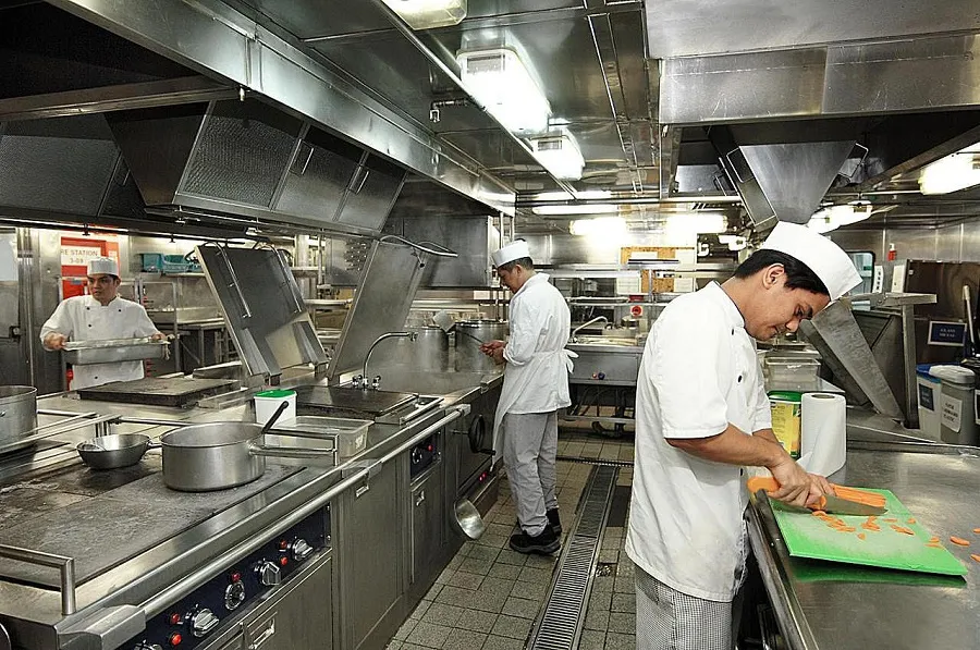 Cozinheiros trabalhando em uma cozinha industrial