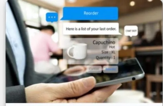 Cliente fazendo um pedido por chatbot no celular